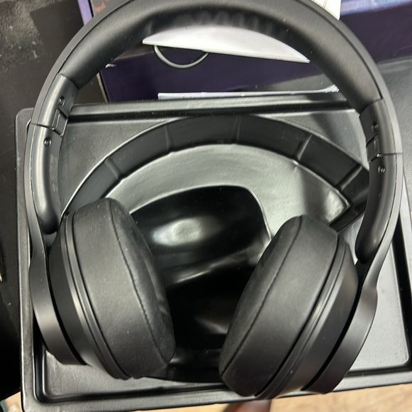 IMMERSIVE PURE MONSTER SOUND- The Monster Mission 100 Headphones - Picture 3 of 3